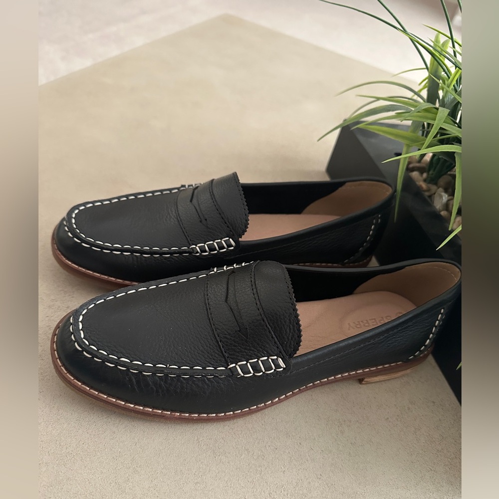 Brand new, in box, never worn, women’s Sperry Seaport loafer in black leather!
